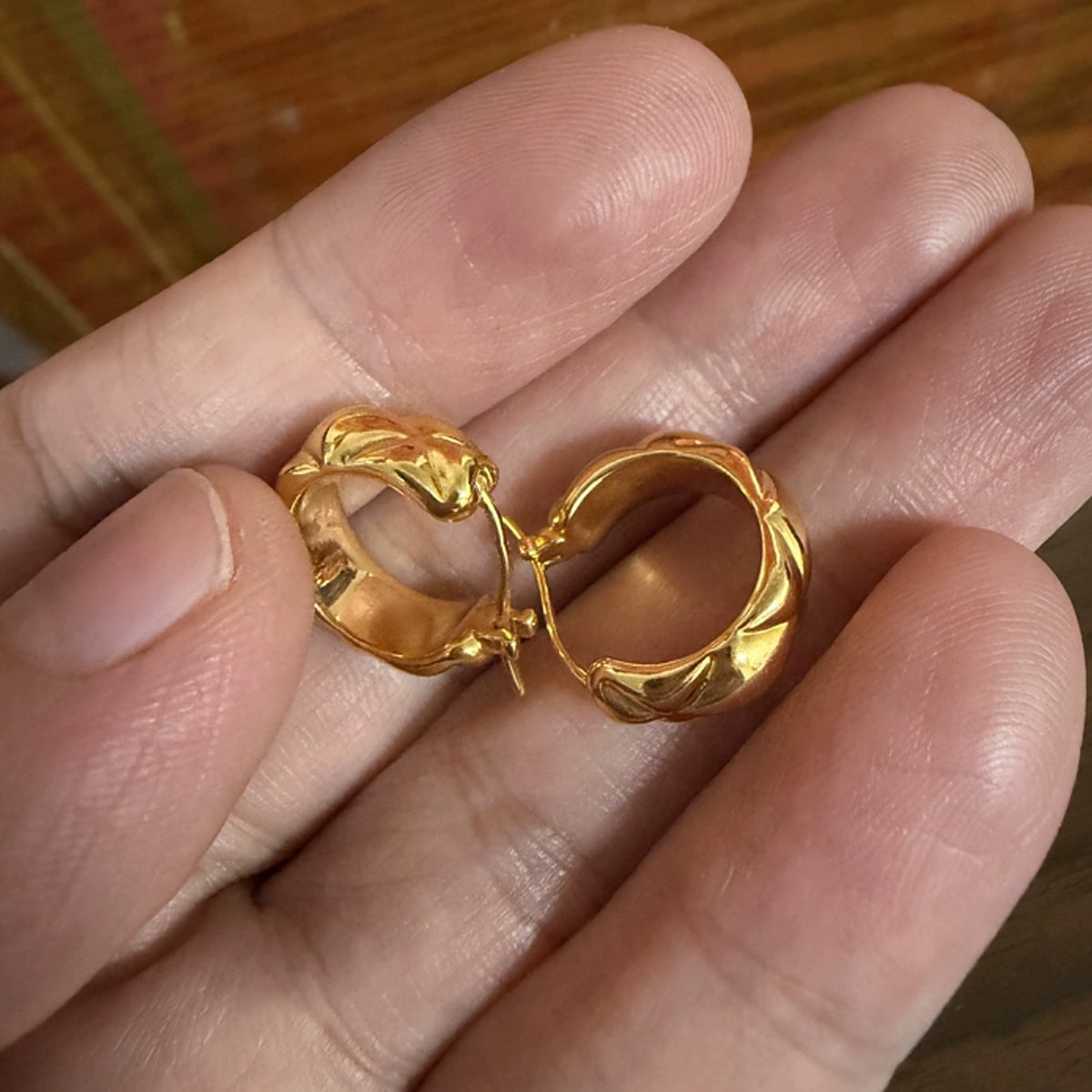 18K Solid Gold Quilted Hoop Earrings – Chunky 16 mm Huggies