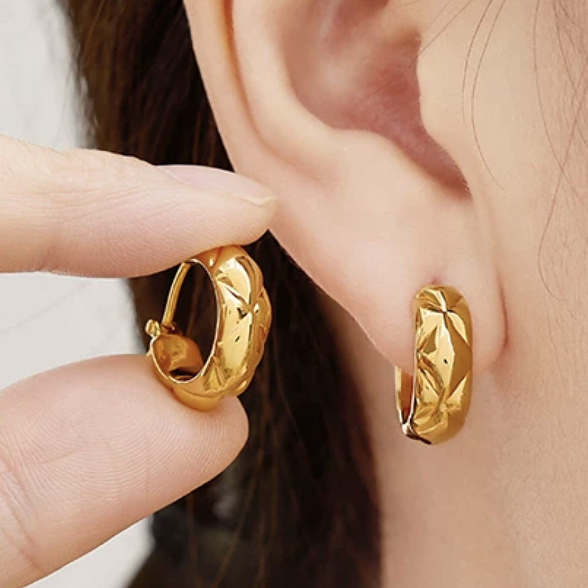 18K Solid Gold Quilted Hoop Earrings – Chunky 16 mm Huggies