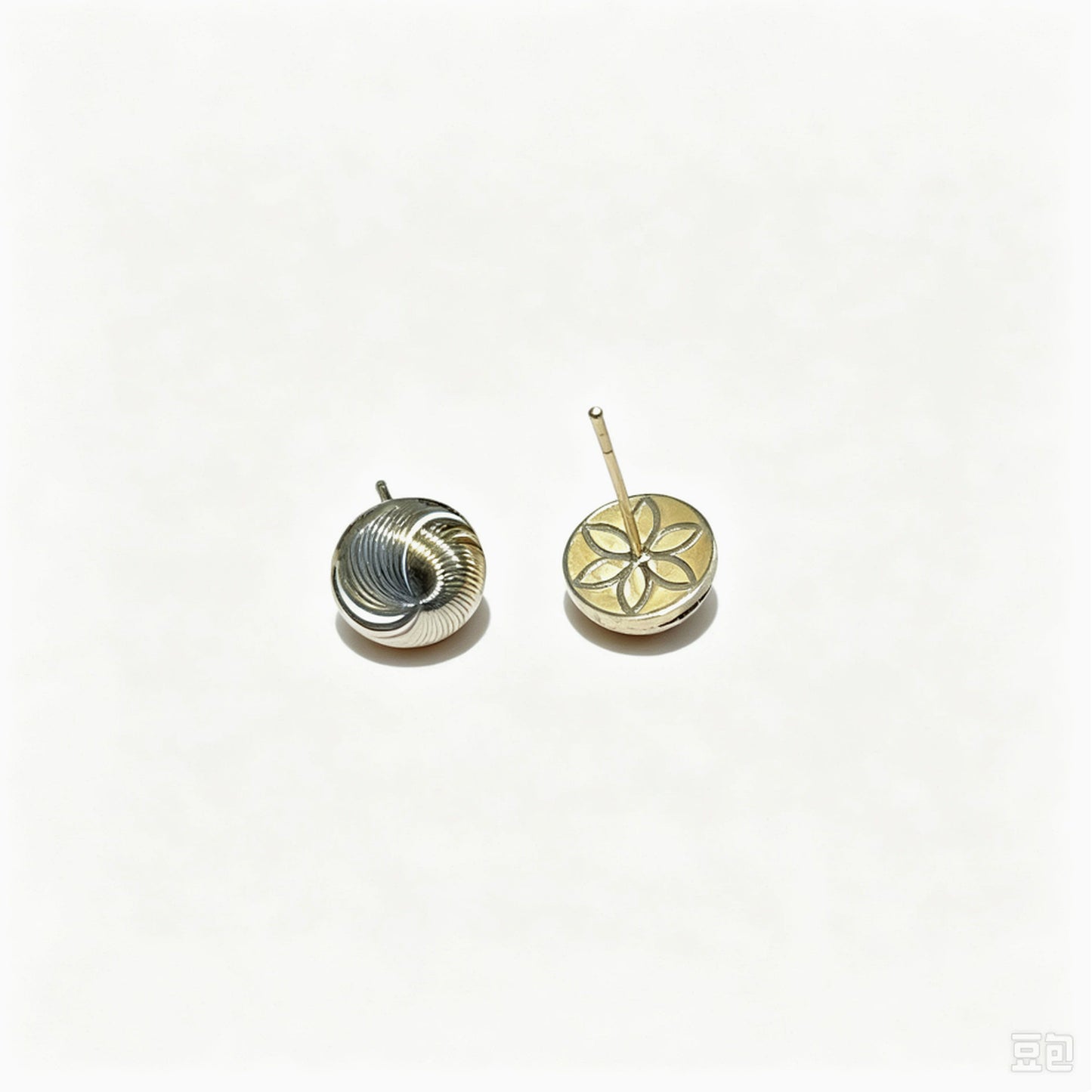 18K Solid Gold Tri-Color Swirl Stud Earrings – AU750