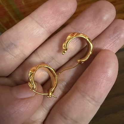 18K Solid Gold Quilted Hoop Earrings – Chunky 16 mm Huggies