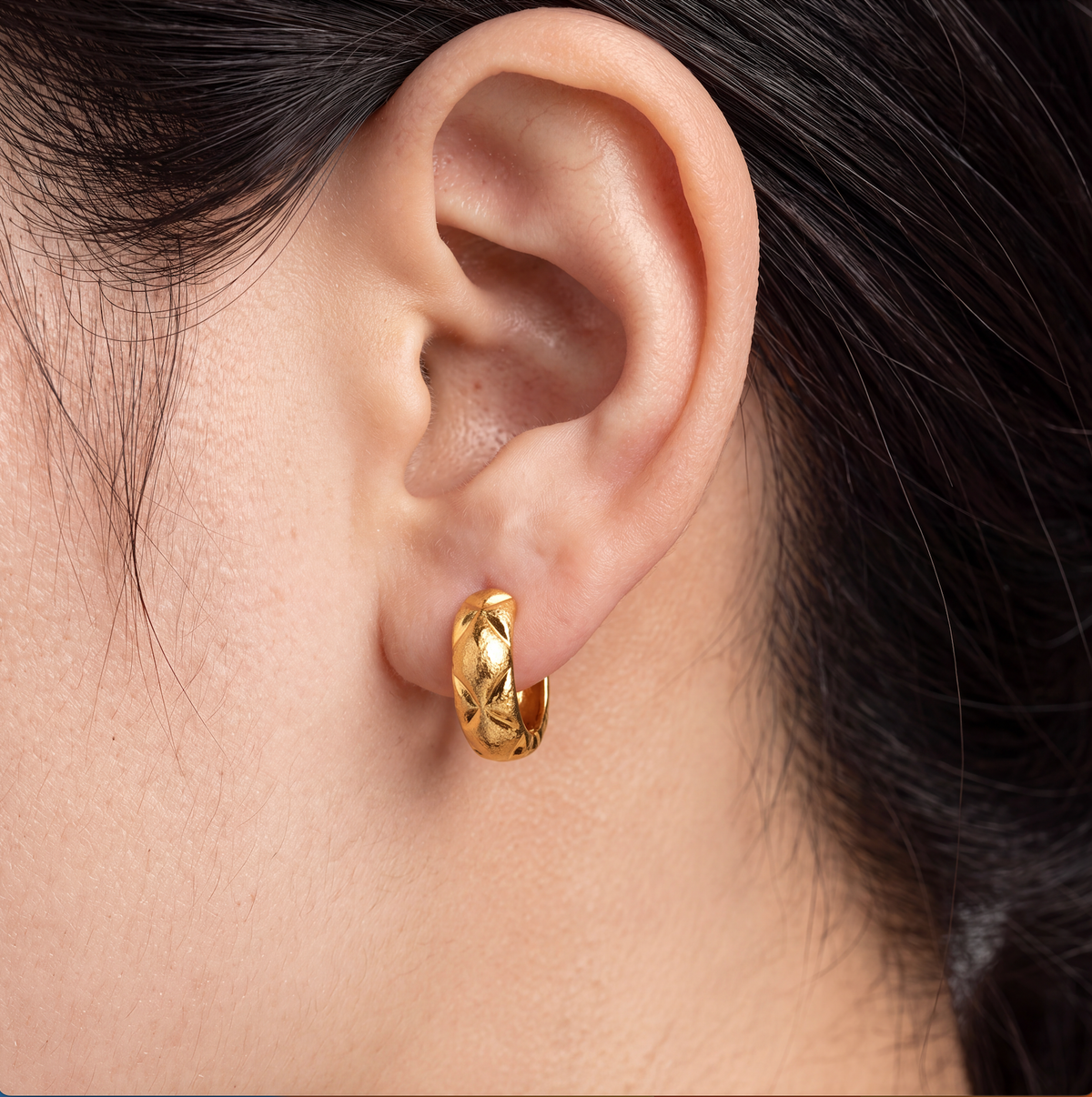 18K Solid Gold Quilted Hoop Earrings – Chunky 16 mm Huggies
